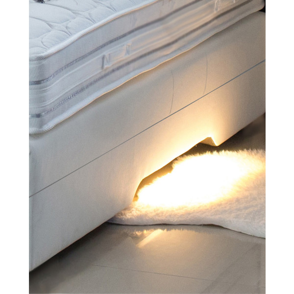 Fußbodenbeleuchtung mit Bewegungssensor (rechte Seite, Perspektive vorm Bett stehend, daraufschauend)