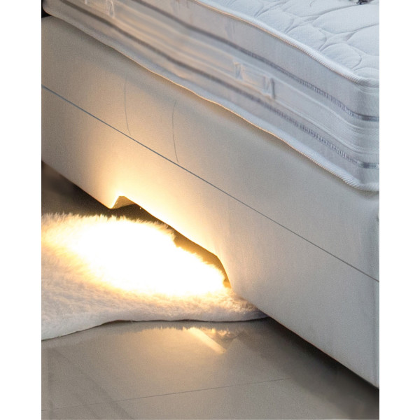 Fußbodenbeleuchtung mit Bewegungssensor (linke Seite, Perspektive vorm Bett stehend, daraufschauend)